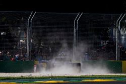 Kevin Magnussen, Haas F1 Team VF-17, choca con Marcus Ericsson, Sauber C36