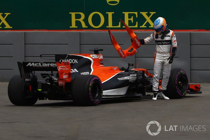 Fernando Alonso, McLaren stops on track in FP1