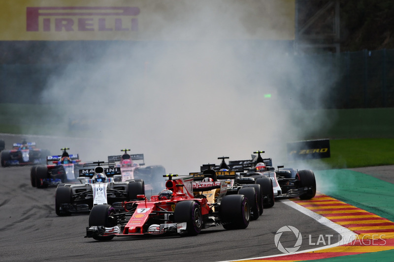 Кевін Магнуссен, Haas F1 Team VF-17, за межами траси після рестарту