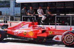 Fernando Alonso, McLaren y Andrea Stella, McLaren observan a Sebastian Vettel, Ferrari SF70H