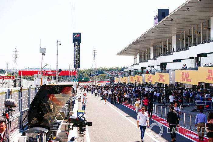 El pitlane abarrotado con la franja, que suele ser roja, pintada de rosa