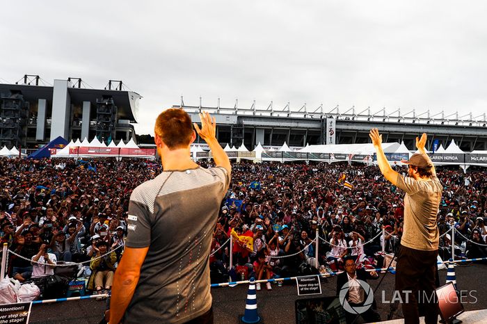 Stoffel Vandoorne, McLaren, Fernando Alonso, McLaren, on stage