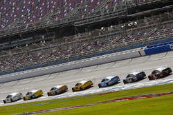 Brad Keselowski, Team Penske Ford e Ricky Stenhouse Jr., Roush Fenway Racing Ford