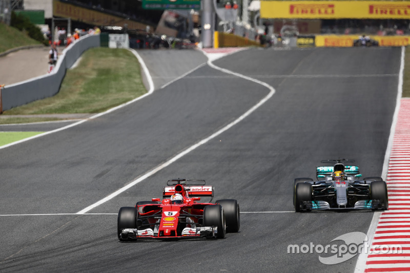 Sebastian Vettel, Ferrari SF70H y Lewis Hamilton, Mercedes-Benz F1 W08