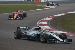 Lewis Hamilton, Mercedes AMG F1 W08, devant Sebastian Vettel, Ferrari SF70H, et Valtteri Bottas, Mercedes AMG F1 W08