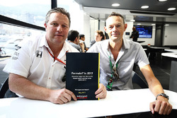 El jefe de Motorsport Network Zak Brown y el redactor jefe Charles Bradley con los resultados de la encuesta para el aficionado 2017