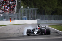 Romain Grosjean, Haas F1 Team VF-17, bloque ses roues au freinage