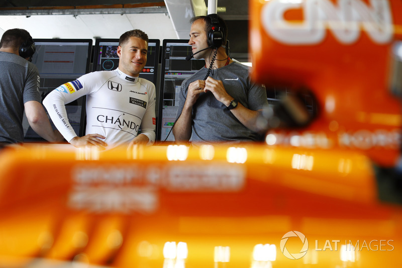 Гонщик McLaren Стоффель Вандорн и технический директор команды Мэтт Моррис