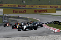 Start action, Lewis Hamilton, Mercedes AMG F1 W08 leads