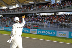 Le poleman Lewis Hamilton, Mercedes AMG F1, fête sa pole position