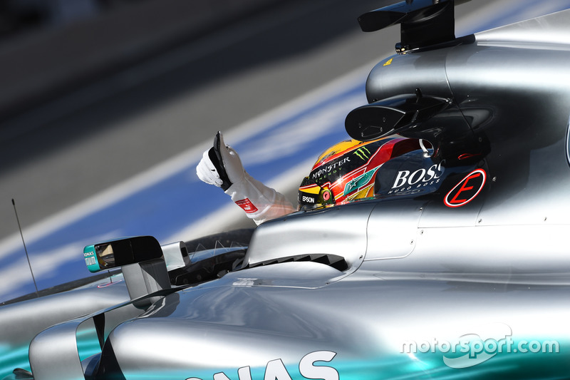 Lewis Hamilton, Mercedes-Benz F1 W08 salue les fans