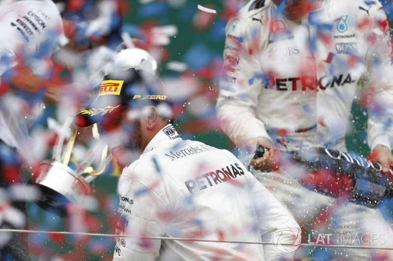 Podio: Ganador de la carrera Lewis Hamilton, Mercedes AMG F1, rocía con Champagne