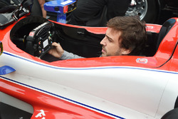 Fernando Alonso assis dans la voiture de Marco Andretti