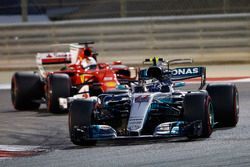 Valtteri Bottas, Mercedes AMG F1 W08 y Sebastian Vettel, Ferrari SF70H
