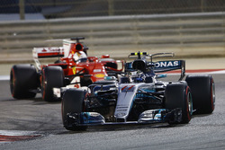 Valtteri Bottas, Mercedes AMG F1 W08, leads Sebastian Vettel, Ferrari SF70H