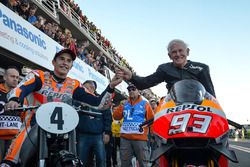 Marc Márquez, Repsol Honda Team con la 1949 AJS Porcupine E90 y Sammy Miller