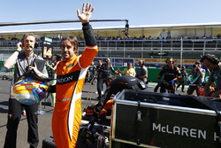 Fernando Alonso, McLaren, salue les fans