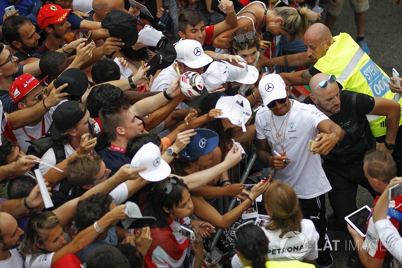 Lewis Hamilton, Mercedes AMG F1 fans selfie