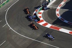 Marcus Ericsson, Sauber C36, Stoffel Vandoorne, McLaren MCL32, Pascal Wehrlein, Sauber C36, Fernando