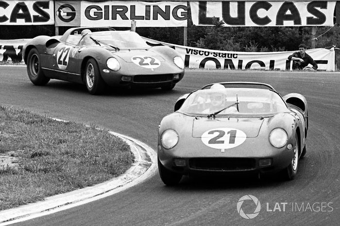 Ludovico Scarfiotti, Lorenzo Bandini, Ferrari 250P al frente de Mike Parkes, Umberto Maglioli, Ferrari 250P