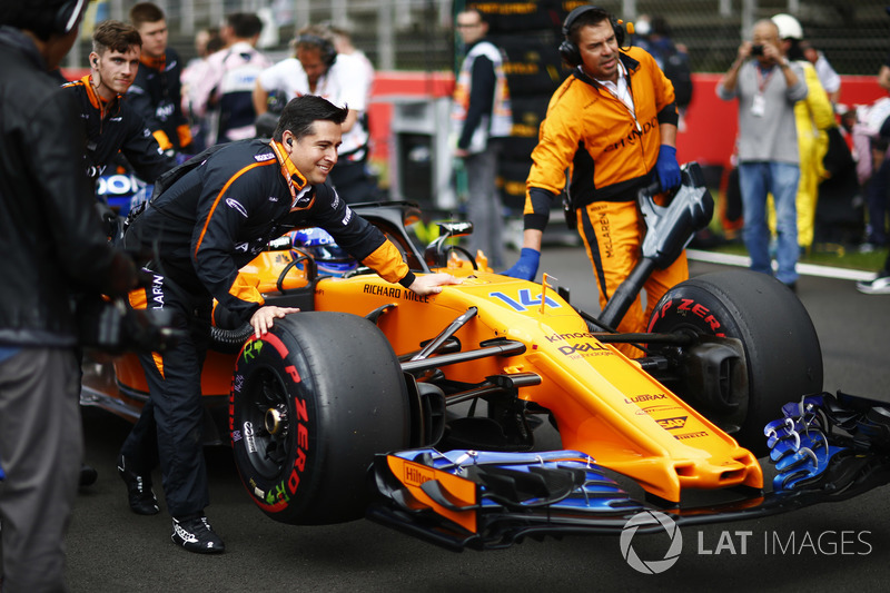 Fernando Alonso, McLaren, llega a la parrilla