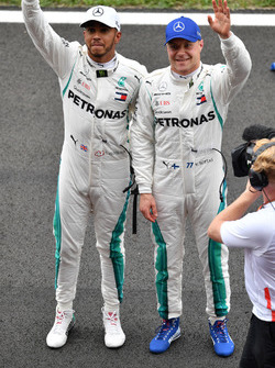 Pole pozisyonu galibi Lewis Hamilton, Mercedes-AMG F1 and Valtteri Bottas, Mercedes-AMG F1