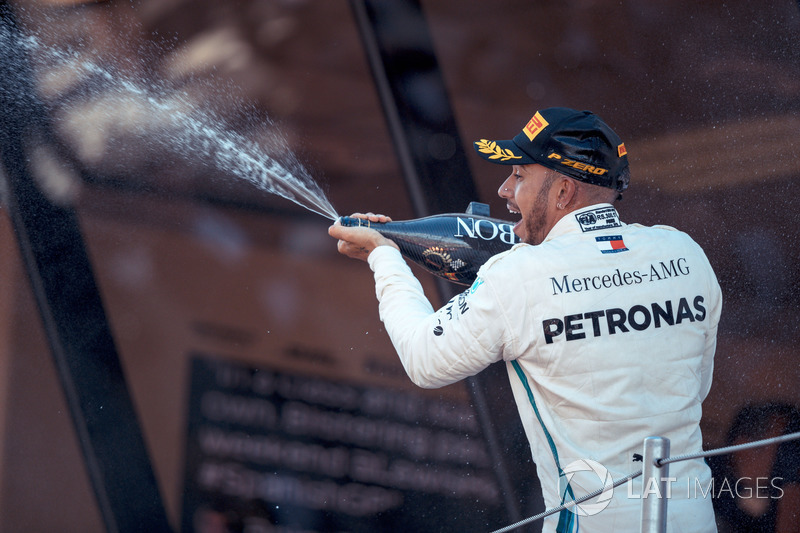 Race winner Lewis Hamilton, Mercedes-AMG F1 celebrates on the podium with the champagne