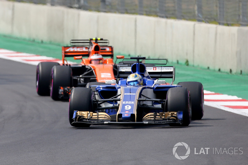 Marcus Ericsson, Sauber C36, Stoffel Vandoorne, McLaren MCL32, Romain Grosjean, Haas F1 Team VF-17