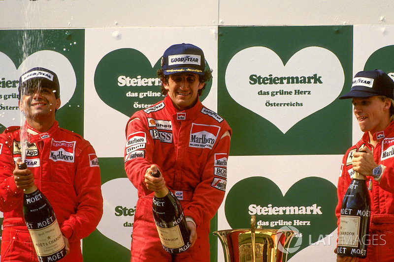 Podium: winnaar Alain Prost, McLaren, tweede Michele Alboreto, Ferrari, derde Stefan Johansson, Ferr