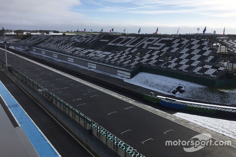 Tribuna innevata a Magny-Cours