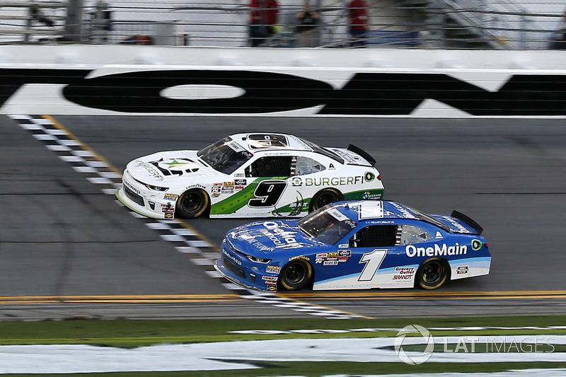 Tyler Reddick, JR Motorsports, BurgerFi Chevrolet Camaro, recibe la bandera de cuadros