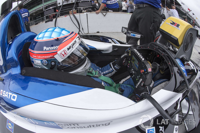 16: Takuma Sato, Rahal Letterman Lanigan Racing Honda, 226.557