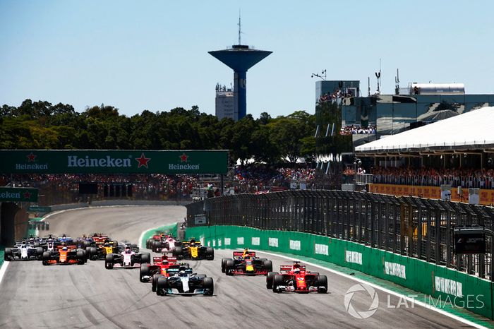 Valtteri Bottas, Mercedes AMG F1 W08, Sebastian Vettel, Ferrari SF70H, Kimi Raikkonen, Ferrari SF70H, Max Verstappen, Red Bull Racing RB13, Sergio Perez, Sahara Force India F1 VJM10, en la arrancada