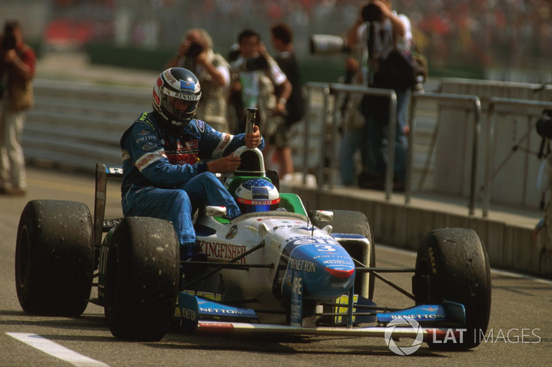 Jean Alesi, Benetton B196, Gerhard Berger, Benetton'ı aracının üstünde taşıyor