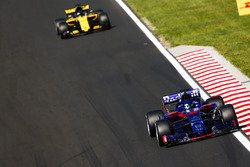 Brendon Hartley, Toro Rosso STR13, leads Nico Hulkenberg, Renault Sport F1 Team R.S. 18