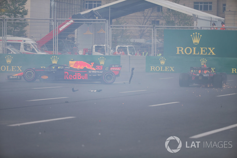 Max Verstappen, Red Bull Racing RB14 et Daniel Ricciardo, Red Bull Racing RB14 se crashent