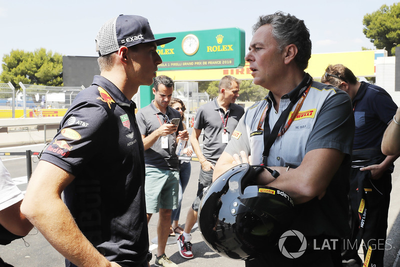 Max Verstappen, Red Bull Racing, con Mario Isola, Racing Manager, Pirelli Motorsport
