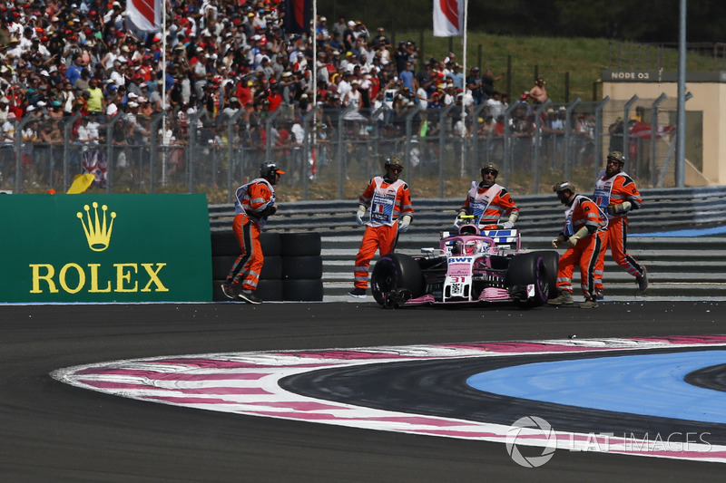 Marshals recover the car of Race retiree Esteban Ocon, Force India VJM11