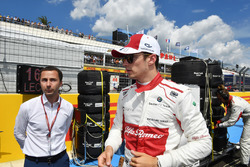 Charles Leclerc, Sauber op de grid met Nicolas Todt, Driver Manager