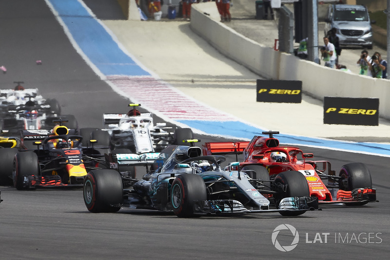 Valtteri Bottas, Mercedes AMG F1 W09, battles with Sebastian Vettel, Ferrari SF71H, at the start