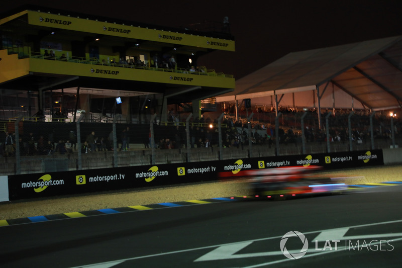 Logo Motorsport.com dan Motorsport.tv di Le Mans