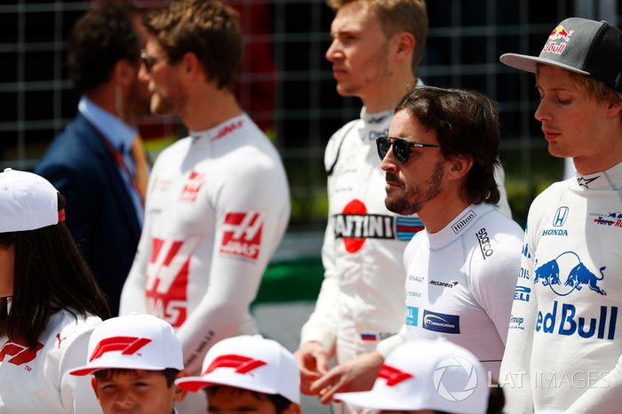Fernando Alonso, McLaren, escucha el himno canadiense junto a Brendon Hartley, Toro Rosso