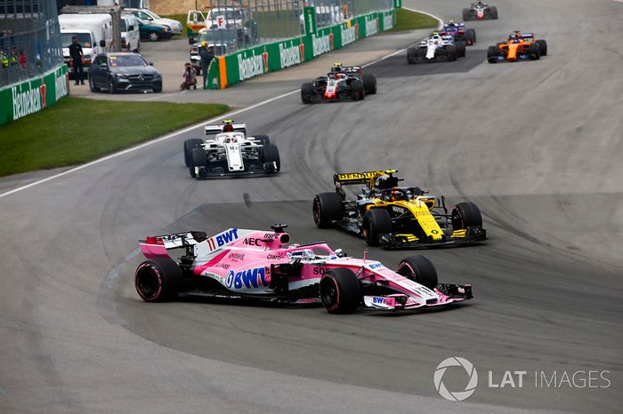 Sergio Perez, Force India VJM11, se va a la hierba tras tocarse con Carlos Sainz 