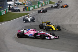 Sergio Perez, Force India VJM11, en Carlos Sainz Jr., Renault Sport F1 Team R.S. 18