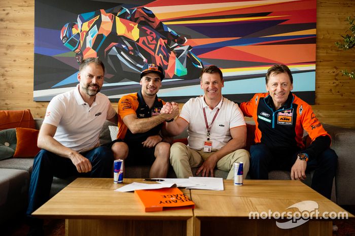 Jens Hainbach, Miguel Oliveira, Pit Beirer y Mike Leitner, de KTM