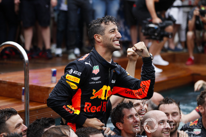 Daniel Ricciardo, Red Bull Racing, festeggia la vittoria nella piscina della Red Bull Energy Station