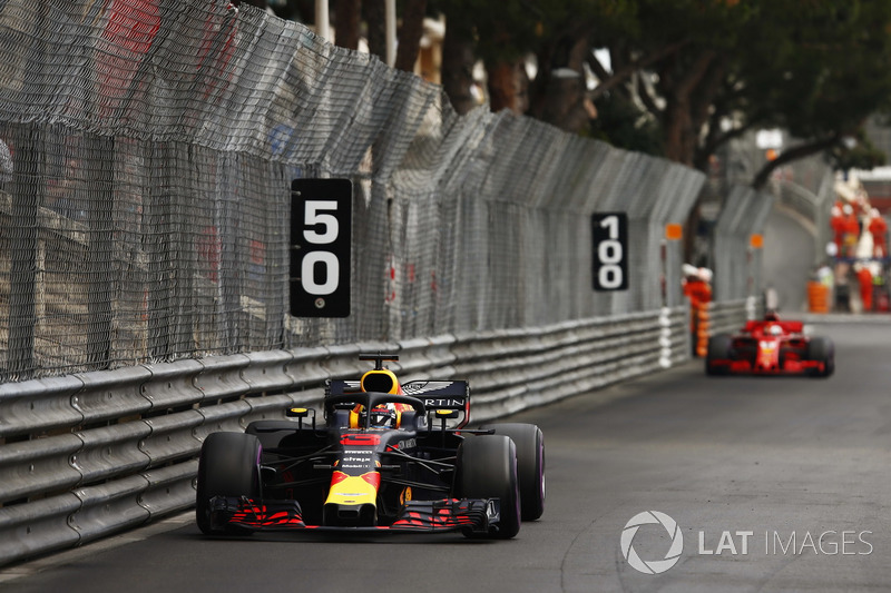 Daniel Ricciardo, Red Bull Racing RB14, precede Sebastian Vettel, Ferrari SF71H