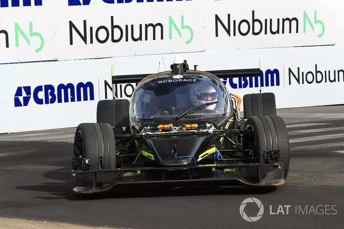 Coche de Roborace en la pista