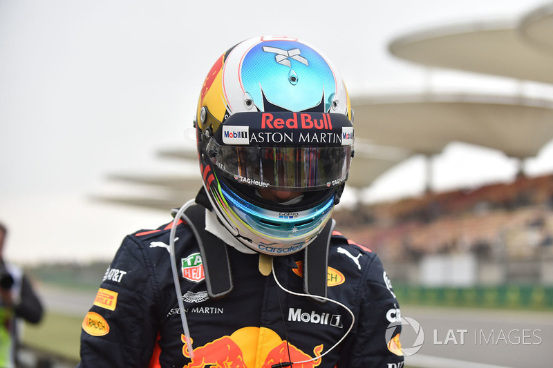 Daniel Ricciardo, Red Bull Racing stopped on track in FP3