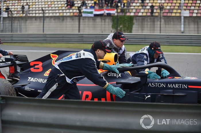 The car of Daniel Ricciardo, Red Bull Racing RB14 is recovered in FP3